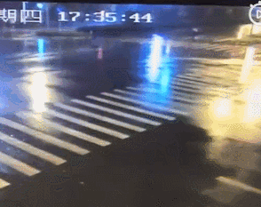 被判3年，赔117万！只因她走路闯了个红灯…