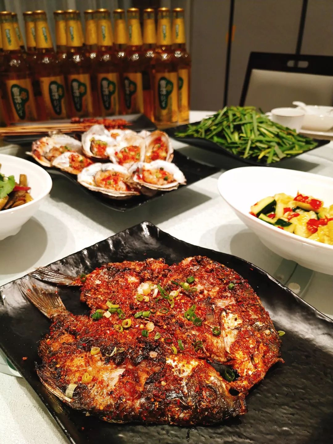 00瓶啤酒福利大放送！59元抢购原价1089元的【依谋食府】超值烧烤4人餐，烤生蚝•烤鲫鱼•烤串"