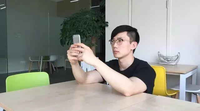 7岁小伙玩手机，突然全身麻木！险些瘫痪！@东莞人！这坏习惯赶紧改！"