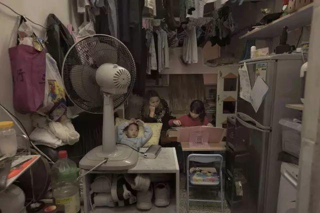 见过香港的"棺材房"，才知道自己住在东莞有多幸福！