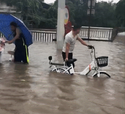 可怕！今早东莞多地严重水浸！未来几天将发生暴雨到大暴雨+8级大风.........