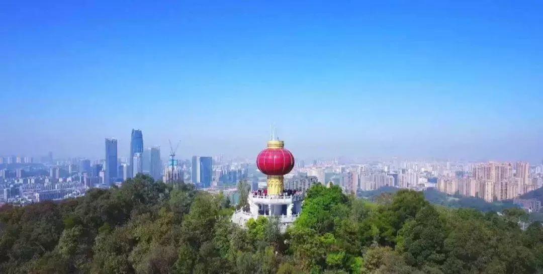 东莞黄旗山内一人行天桥玻璃爆裂坠落,碎玻璃散落一地!路人心慌慌……