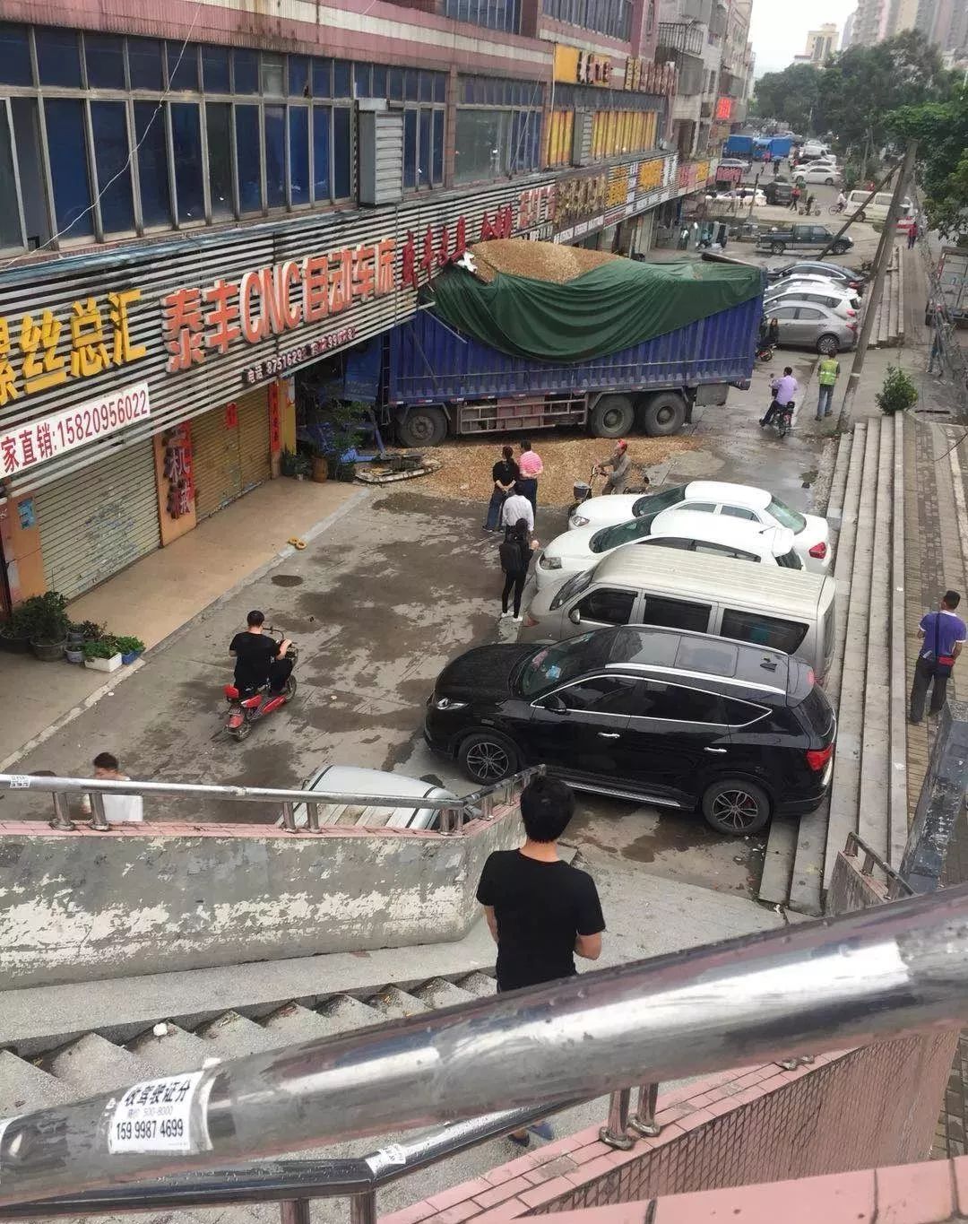 太吓人了！东莞一辆泥头车突然冲入店铺！