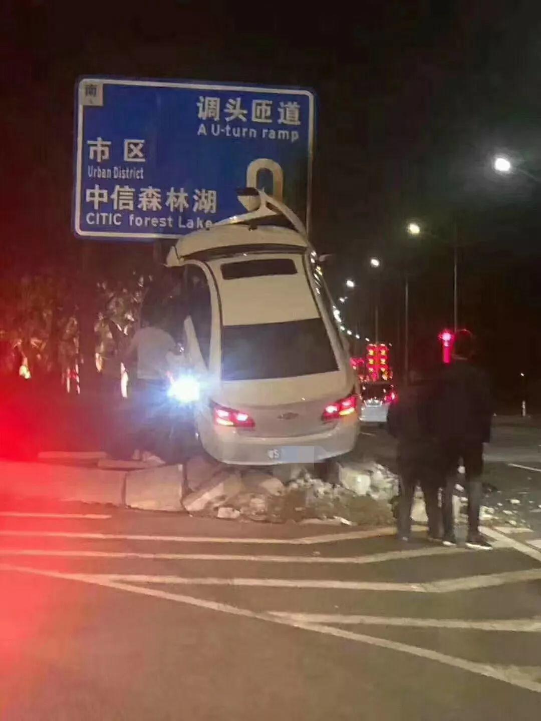 神操作！东莞这场车祸刷屏了！堪称2020第一"飞"！