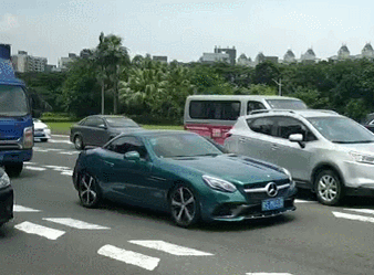 突发！一男司机在东莞大道被撞得头破血流！