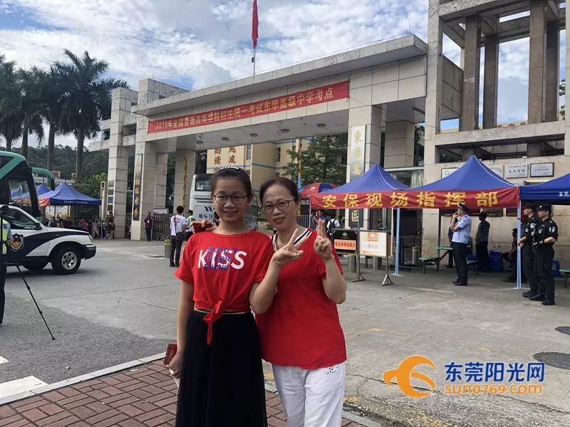 东莞高考第一天！现场一片红！