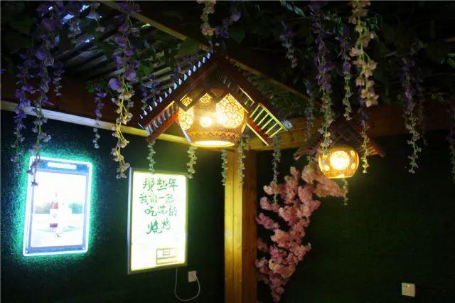 最火爆宵夜！49.9元张三疯烧烤3-4人餐招牌烤鱼（魔芋+豆腐条+豆芽）+烤鸡翅尖6串+烤深海鱼丸4串......