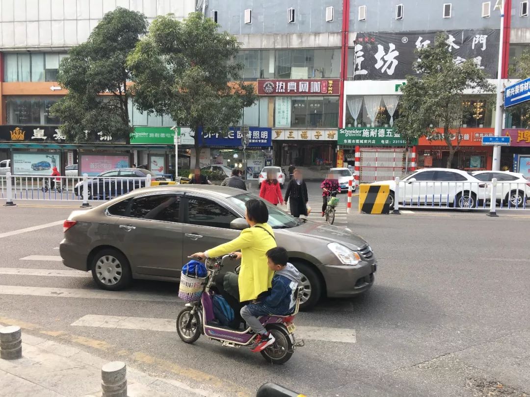 突发！东莞一行人被小车撞飞…这个路口，好多司机差点中招！
