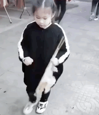 “妈妈，他凭什么骂我没教养？”广东5岁女孩偷拍照刷屏，无数父母被惊醒！
