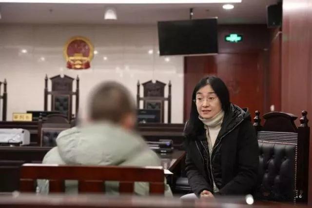 心痛！14岁少年挥刀刺死亲生父亲，只因…