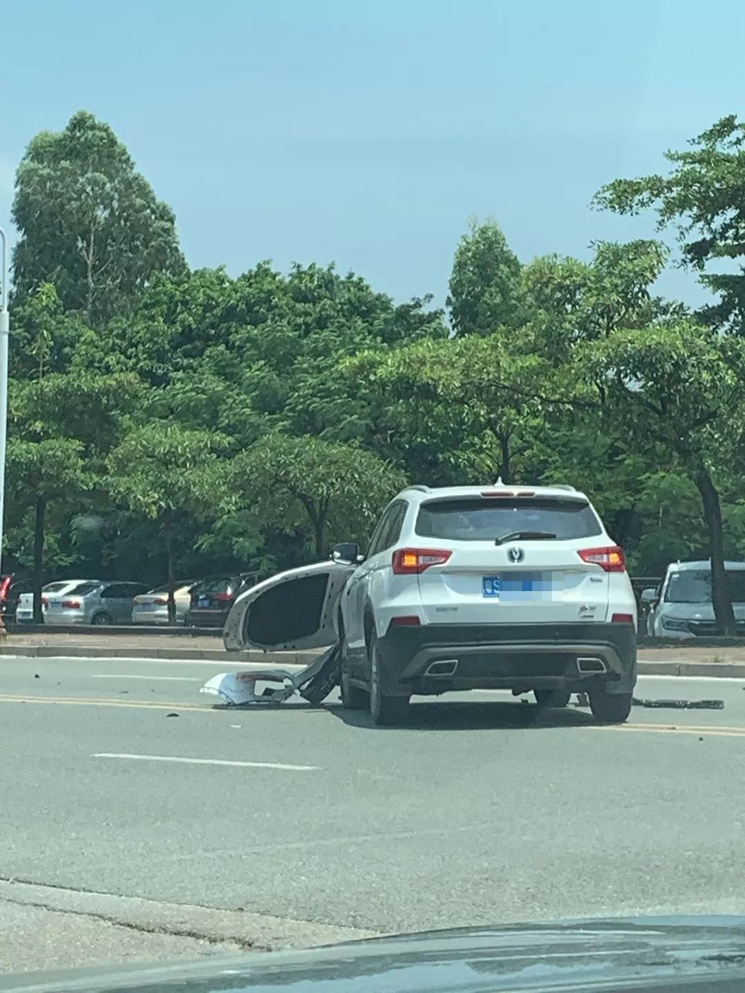 突发！东莞一路段发生一起交通事故！引擎盖都翻了！