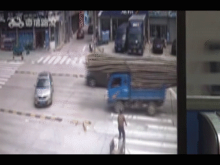 突发，大货车被“巨无霸”压坏，东莞这些路堵住了！请注意绕行！