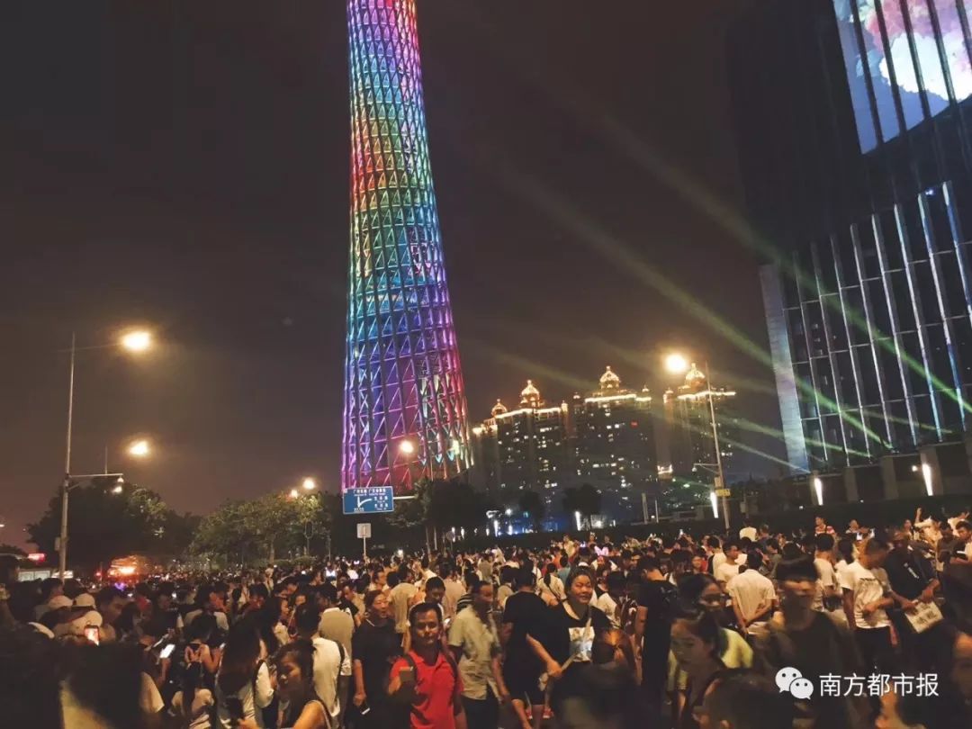 人从众！景点都被挤爆了！这帮人发达了！