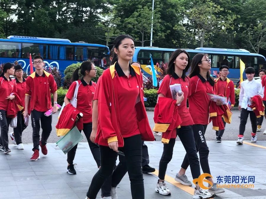东莞高考第一天！现场一片红！