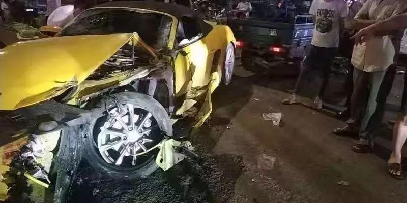惊险！东莞一女子开保时捷跑车与洒水车相撞！车祸原因让人愤怒！