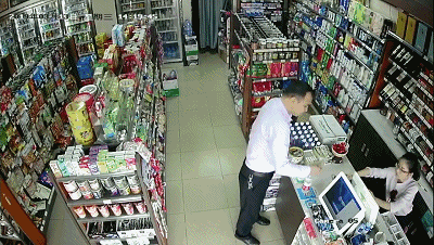 曝光！东莞多家商店遭受“鬼手换真假钞”，监控记录全过程！
