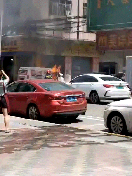 突发！东莞一小车在闹市爆燃起火！现场烈火冲天、浓烟滚滚、太吓人了……