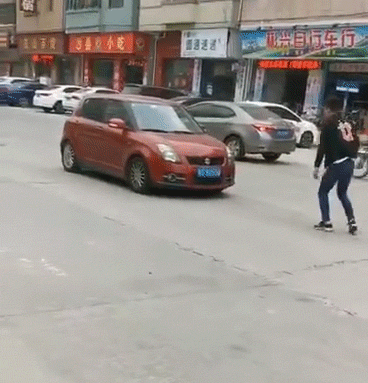 东莞一男子闹市上演多次“肉击”小车！真相是······