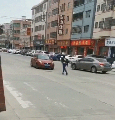 东莞一男子闹市上演多次“肉击”小车！真相是······