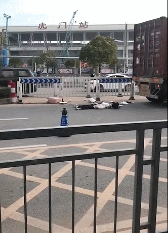 悲剧！东莞一女子遭半挂碾压身亡，当时她正在......