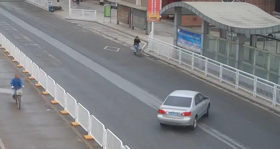 可怕！粤S“蛇形走位”撞飞电动车车主后，连撞护栏~