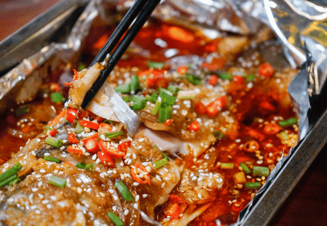 招牌锡纸包鱼！30多种上等材料腌制入味，皮脆肉嫩！68元三人走起！