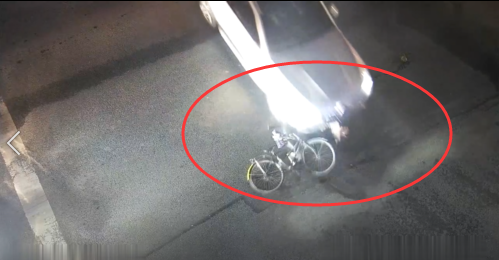 ​惨！东莞一男子被电动车撞倒！5分钟又遭小车碾压！场面吓人！