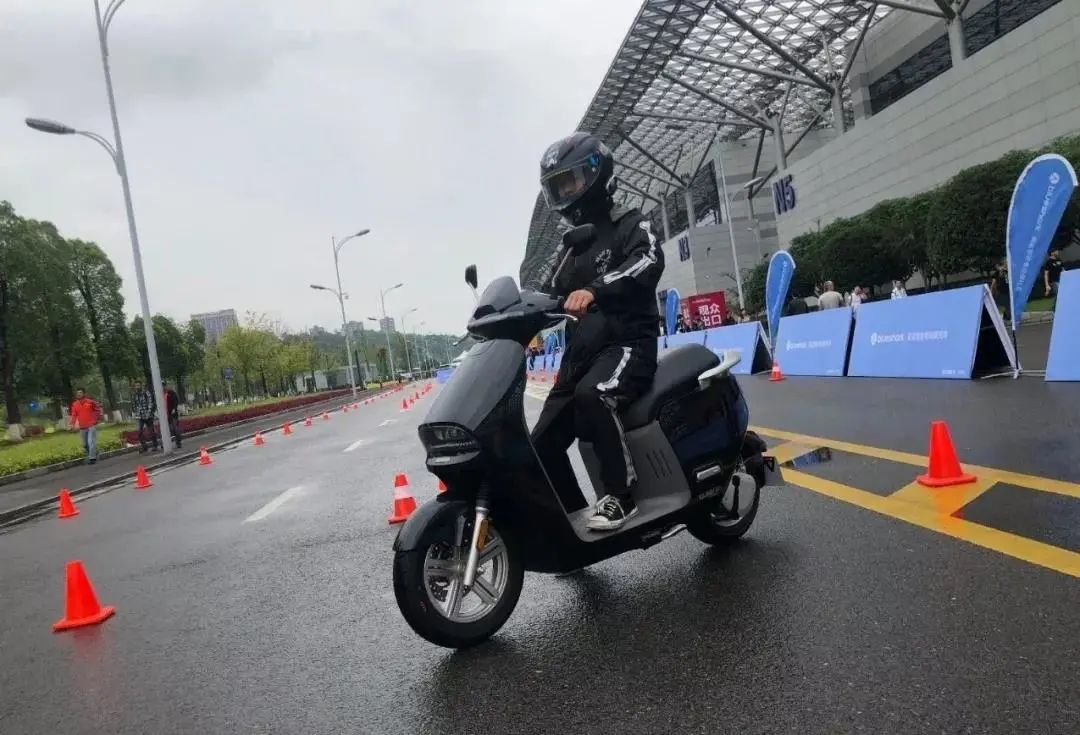 悲剧！东莞“机车迷”深夜高速撞上环岛！车上两人当场死亡！