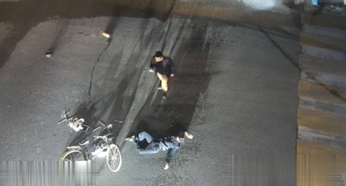 ​惨！东莞一男子被电动车撞倒！5分钟又遭小车碾压！场面吓人！
