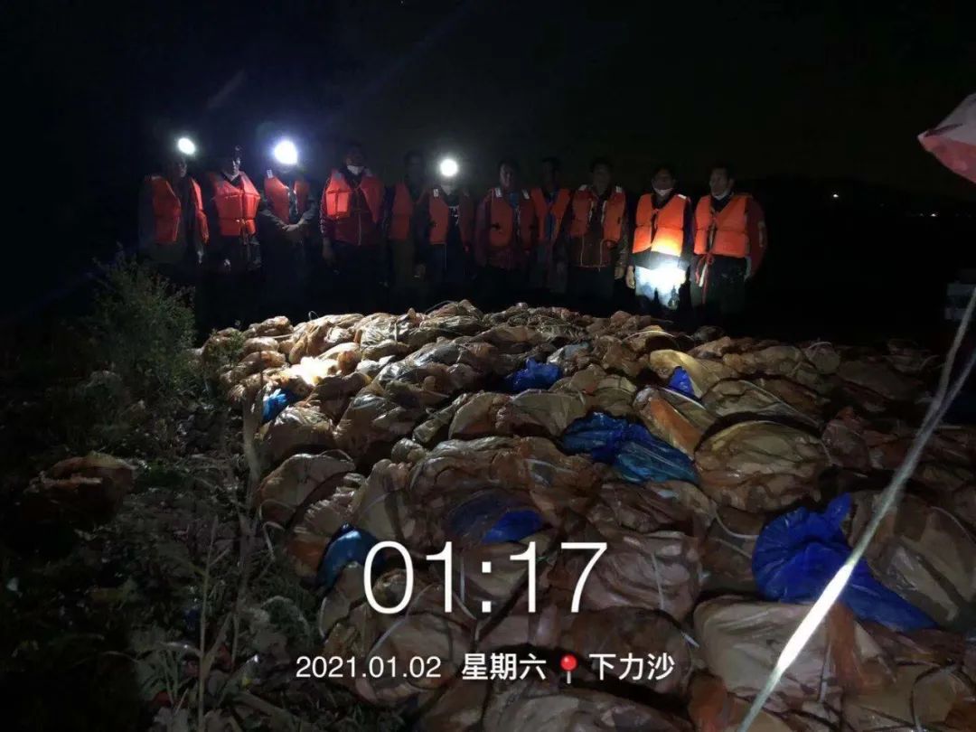 突发！又出现几吨不明猪蹄、鸡翅漂浮在江面上！更恐怖的是……