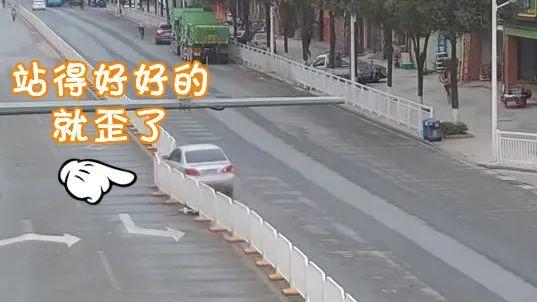 可怕！粤S“蛇形走位”撞飞电动车车主后，连撞护栏~