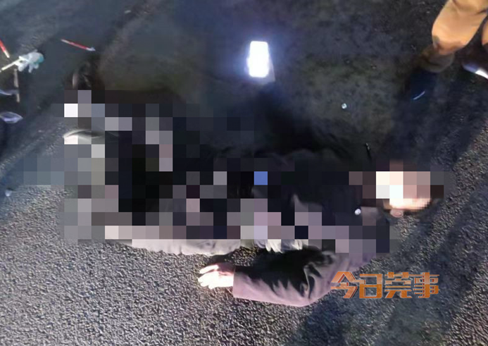 ​惨！东莞一男子被电动车撞倒！5分钟又遭小车碾压！场面吓人！