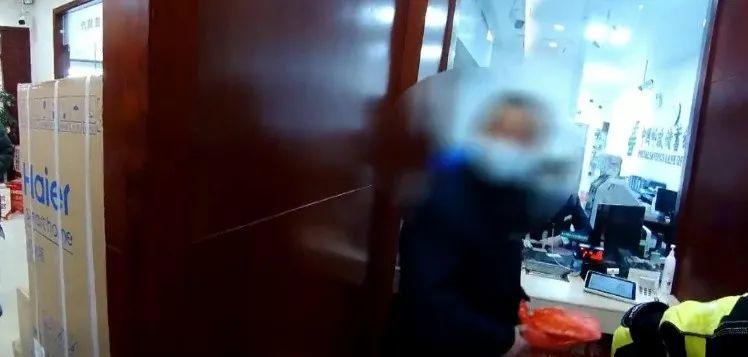 视频曝光! 东莞老伯持刀闯银行！大批民警围住现场! 结果...