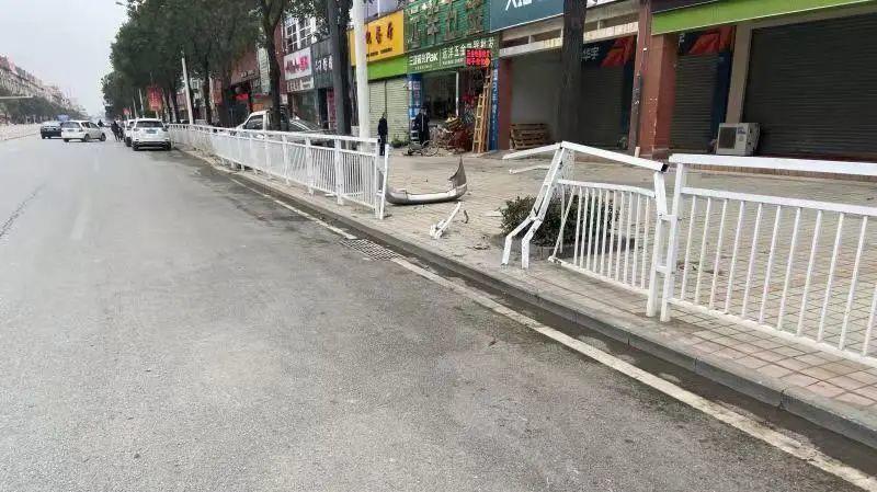 可怕！粤S“蛇形走位”撞飞电动车车主后，连撞护栏~