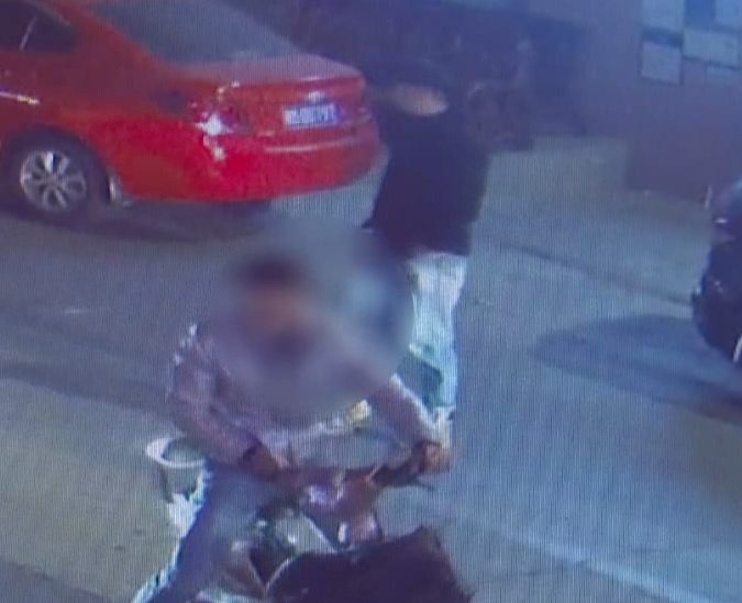 东莞一男子深夜欲强行带走女子！怎么回事呢？当事人回应了！