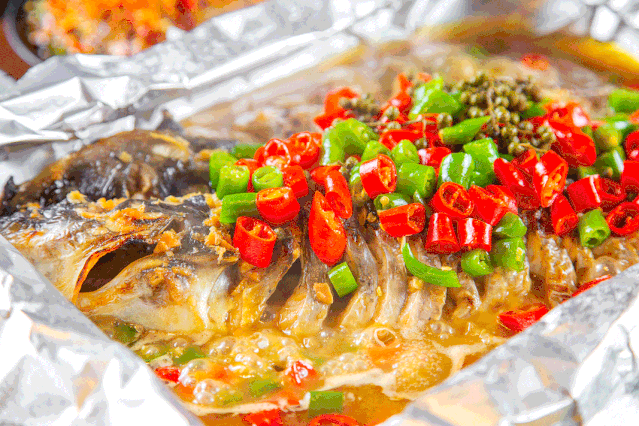招牌锡纸包鱼！30多种上等材料腌制入味，皮脆肉嫩！68元三人走起！