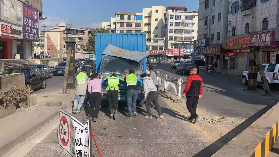 惊险！东莞这个限高架叕被撞！货车腾空而起！！！