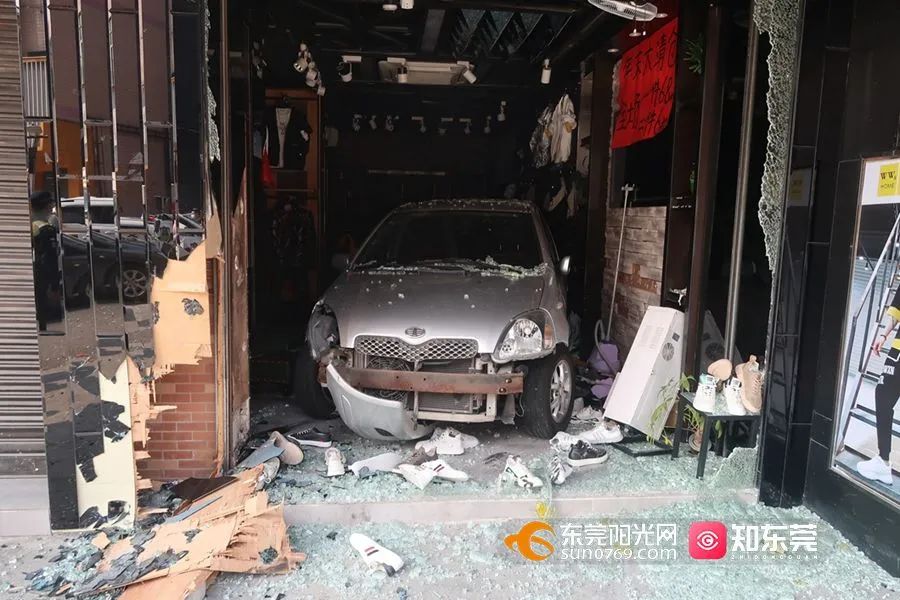 ​突然加速！东莞小车失控撞进服装店!司机竟然是一位.....