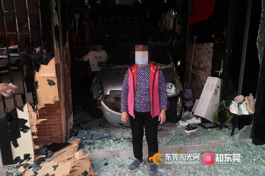 ​突然加速！东莞小车失控撞进服装店!司机竟然是一位.....