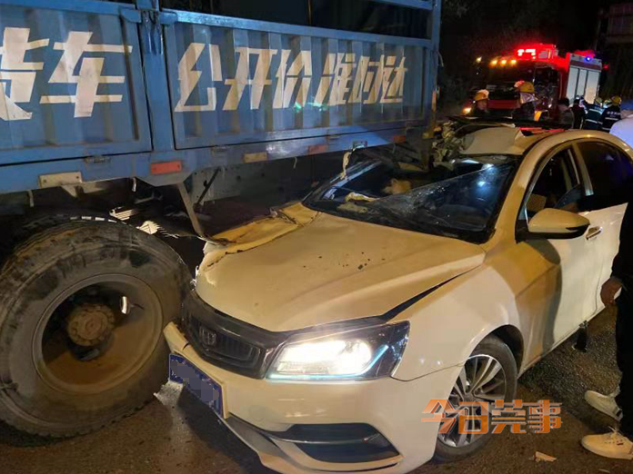 东莞一男子和同学聚餐后酒驾，结果半个车身插进了货车尾部，一人当场······