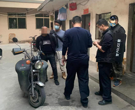 可恶！东莞男子妨害公务被抓！还砍伤两辅警！