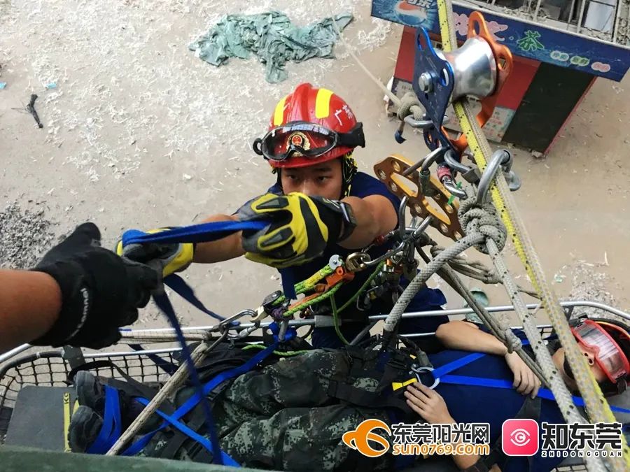 突发山火，裹起浴巾就出警，东莞这位帅哥火了！