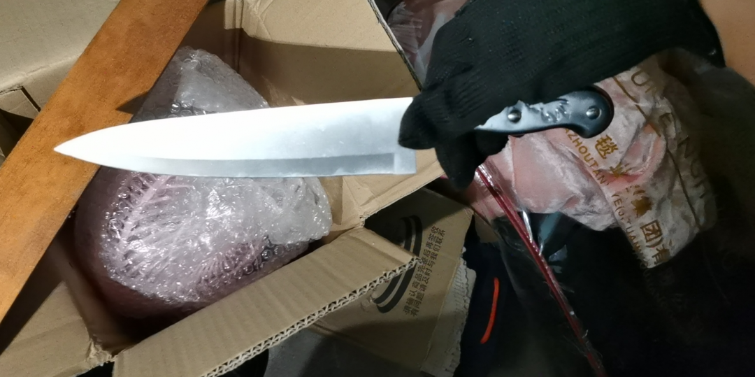 可恶！东莞男子妨害公务被抓！还砍伤两辅警！