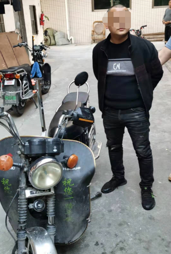 可恶！东莞男子妨害公务被抓！还砍伤两辅警！