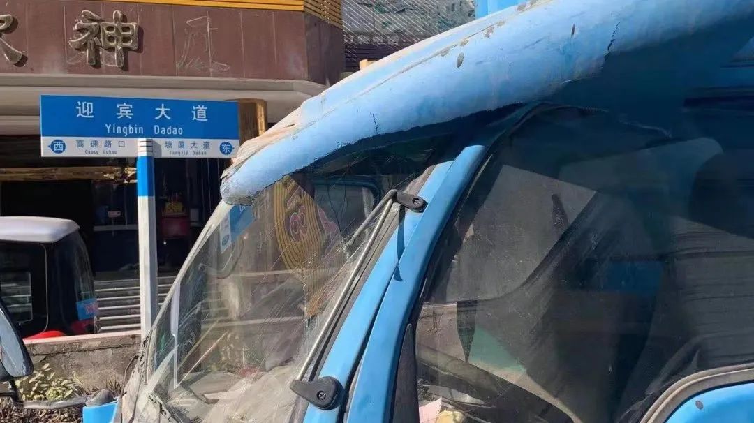 惊险！东莞这个限高架叕被撞！货车腾空而起！！！