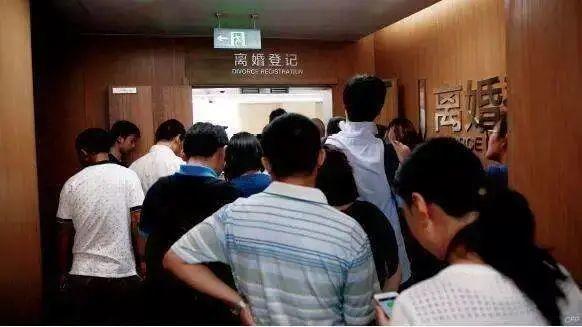 震惊！离婚预约排号至下个月！有黄牛代抢！比春节还热闹！