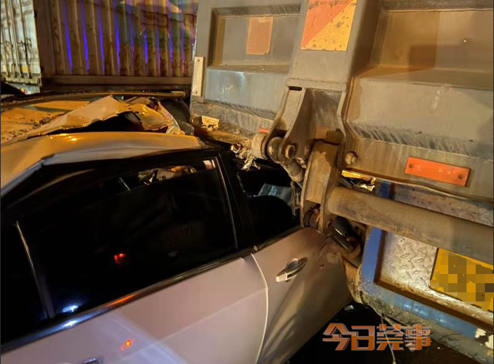 东莞一男子和同学聚餐后酒驾，结果半个车身插进了货车尾部，一人当场······