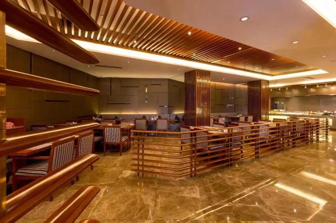 美翻了！莲花山下藏着的星级园林酒店，「双人享六折」海鲜自助晚餐！