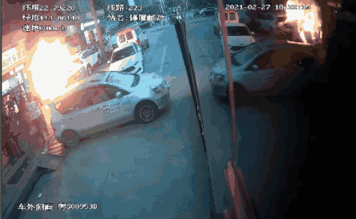 东莞一公交司机“扔下”乘客冲下车，随后一个举动获众人点赞！