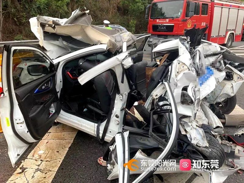 情况危急！东莞高速突发4车相撞！2人被夹车里！